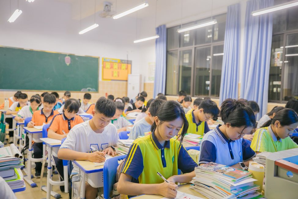 汉阴县文化艺术中心开设市民夜校成人书法班